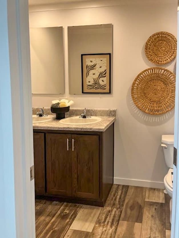 Lake manor double 2856h32p02 bathroom home features