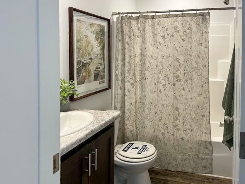 Lake manor double 2856h32p02 bathroom home features