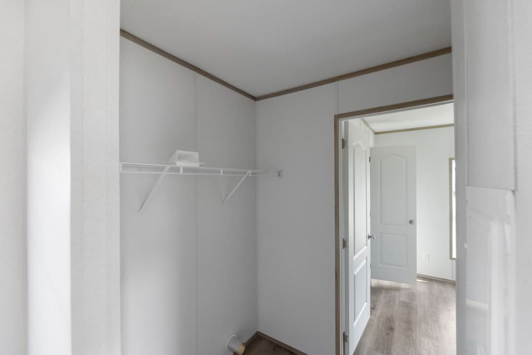 Phoenix 16763a interior home features