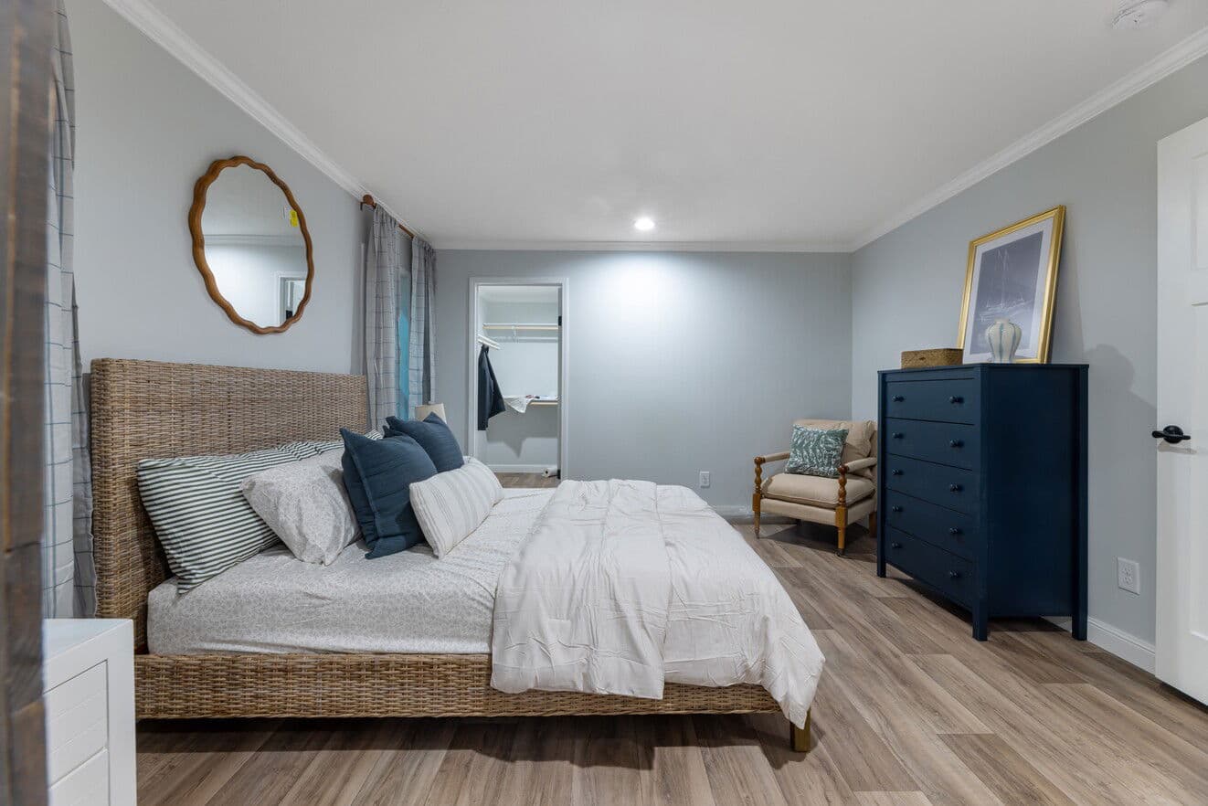 Pegasus 28483h bedroom home features