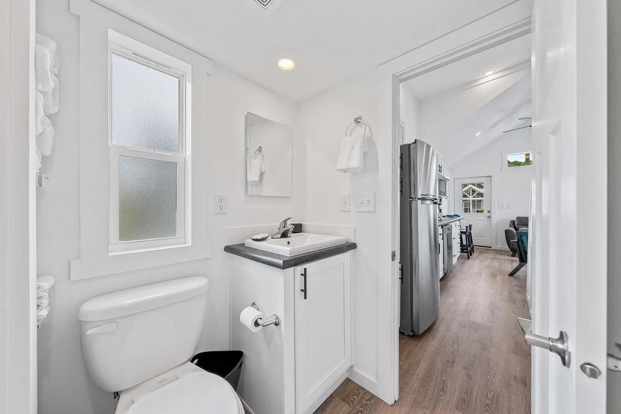 Park model 4110l bathroom home features