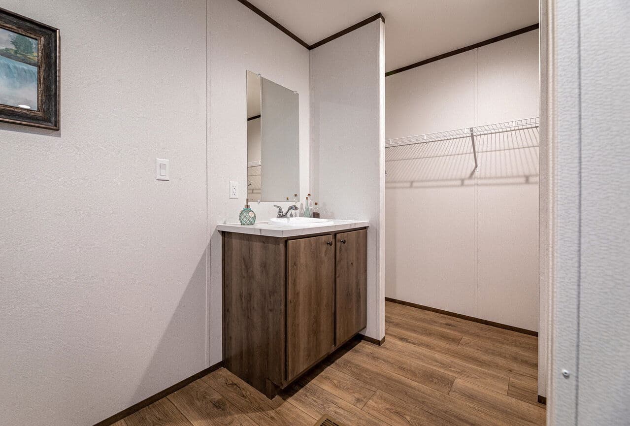 Phoenix 16663a bathroom home features