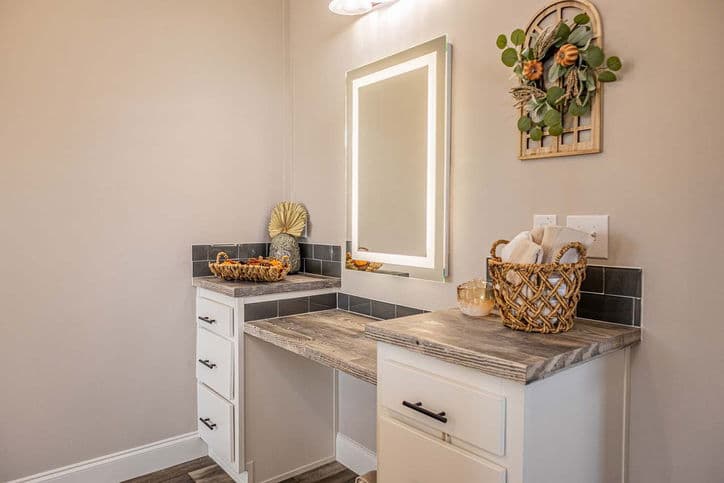 King 32764b bathroom home features