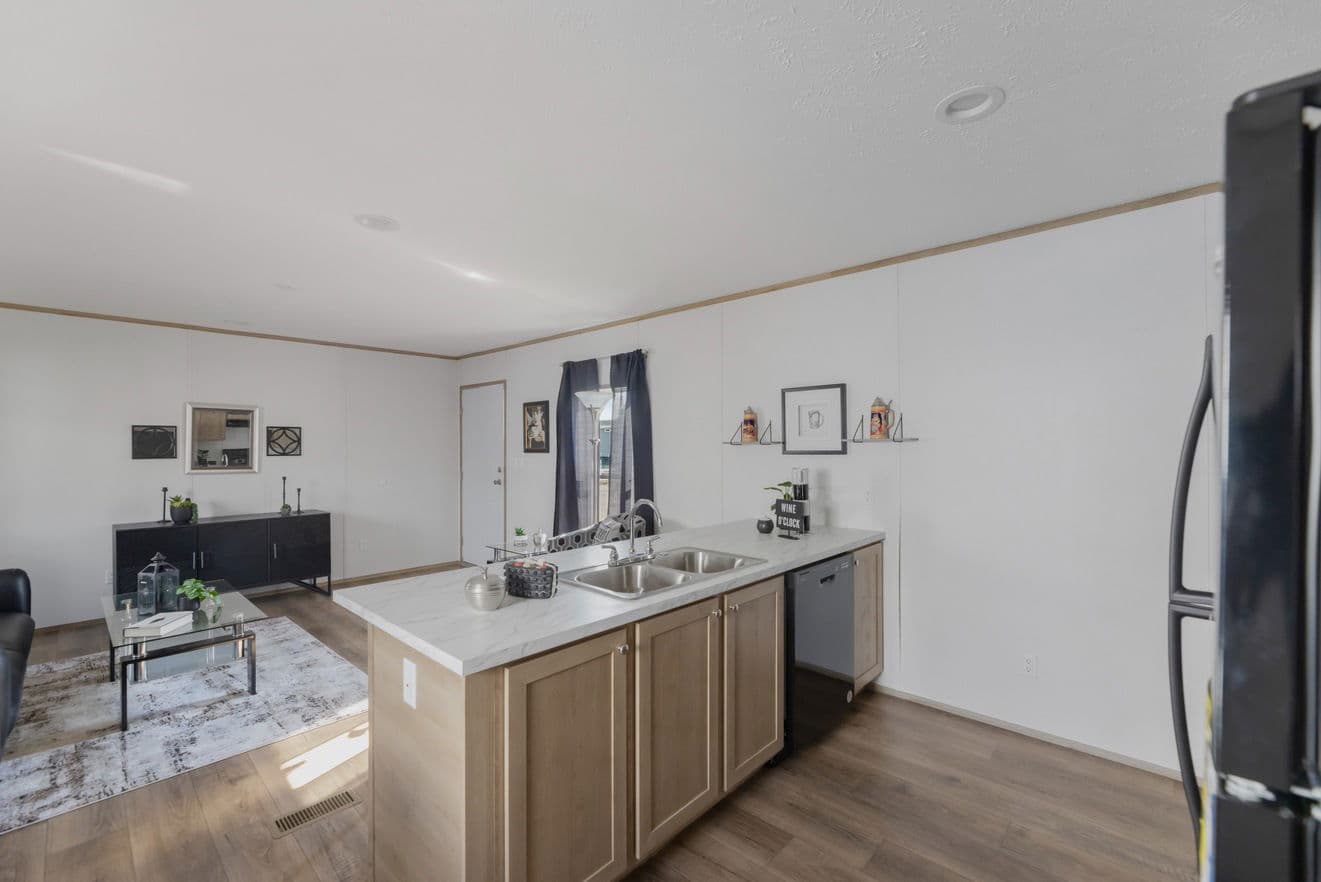 Phoenix 16763a kitchen home features