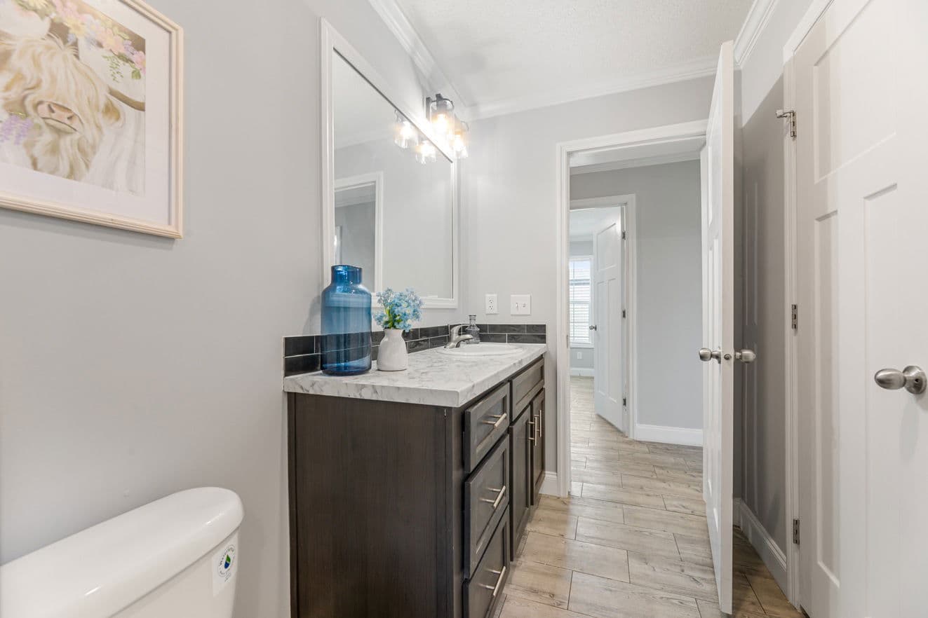 Jones 32764b bathroom home features