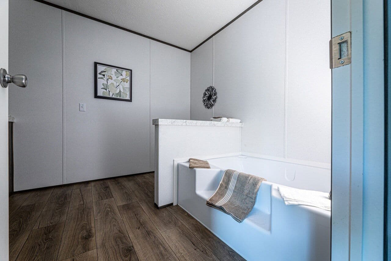 Phoenix 16763a bathroom home features