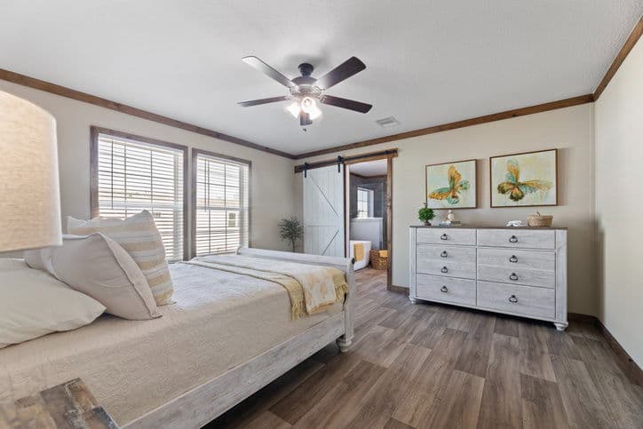 Reece 32663a bedroom home features