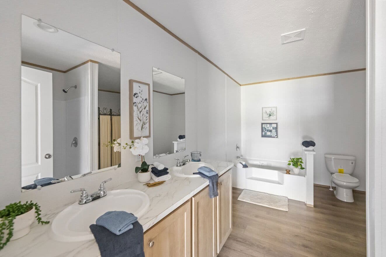 Phoenix 32563a bathroom home features