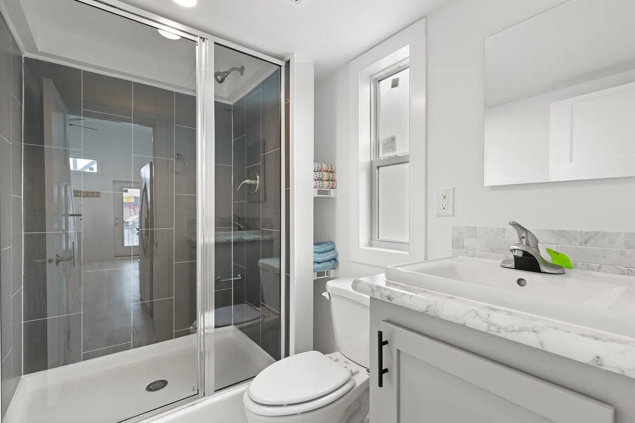 Park model 4110 bathroom home features