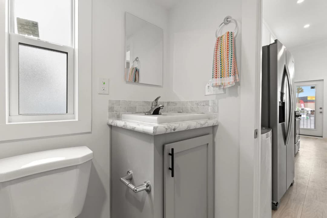 Park model 4110 bathroom home features