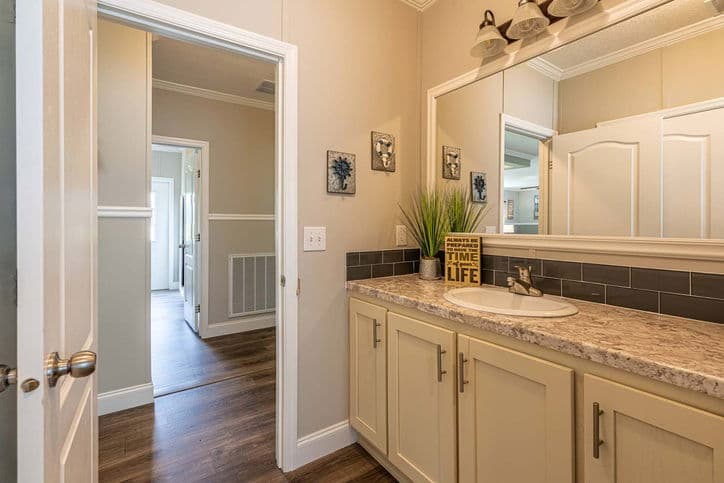 Thomas 32663b bathroom home features