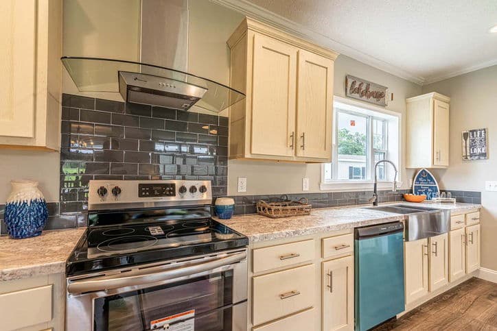 Thomas 32663b kitchen home features