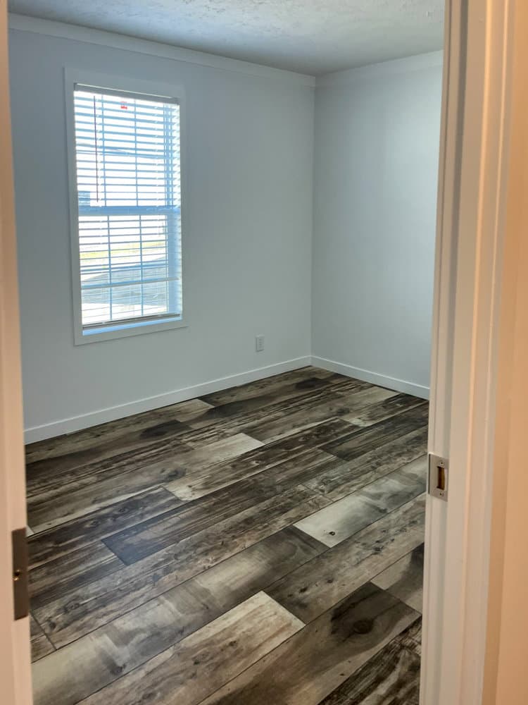 Lake manor double 2856h32p02 bedroom home features