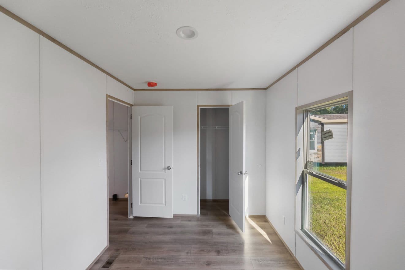 Phoenix 16663a bedroom home features