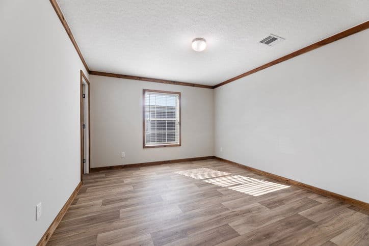 Reece 32663a bedroom home features