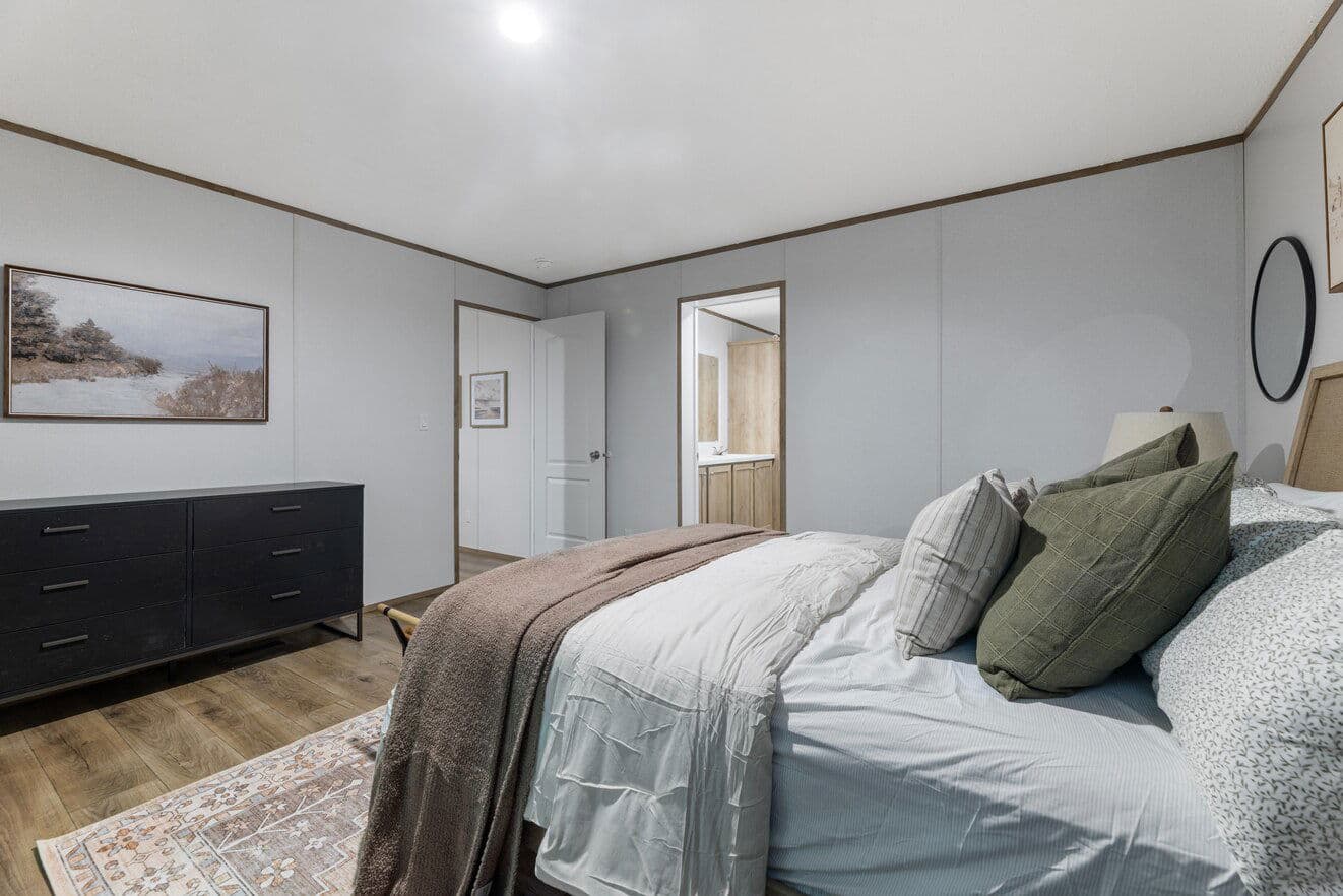 Phoenix 32563a bedroom home features