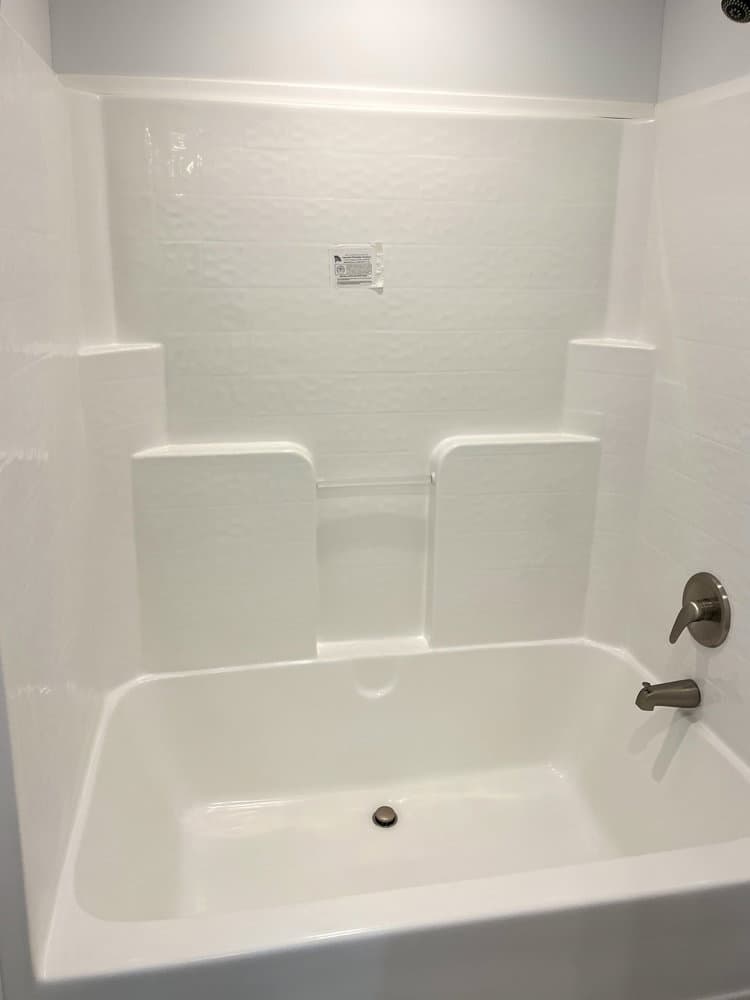 Lake manor double 2856h32p02 bathroom home features