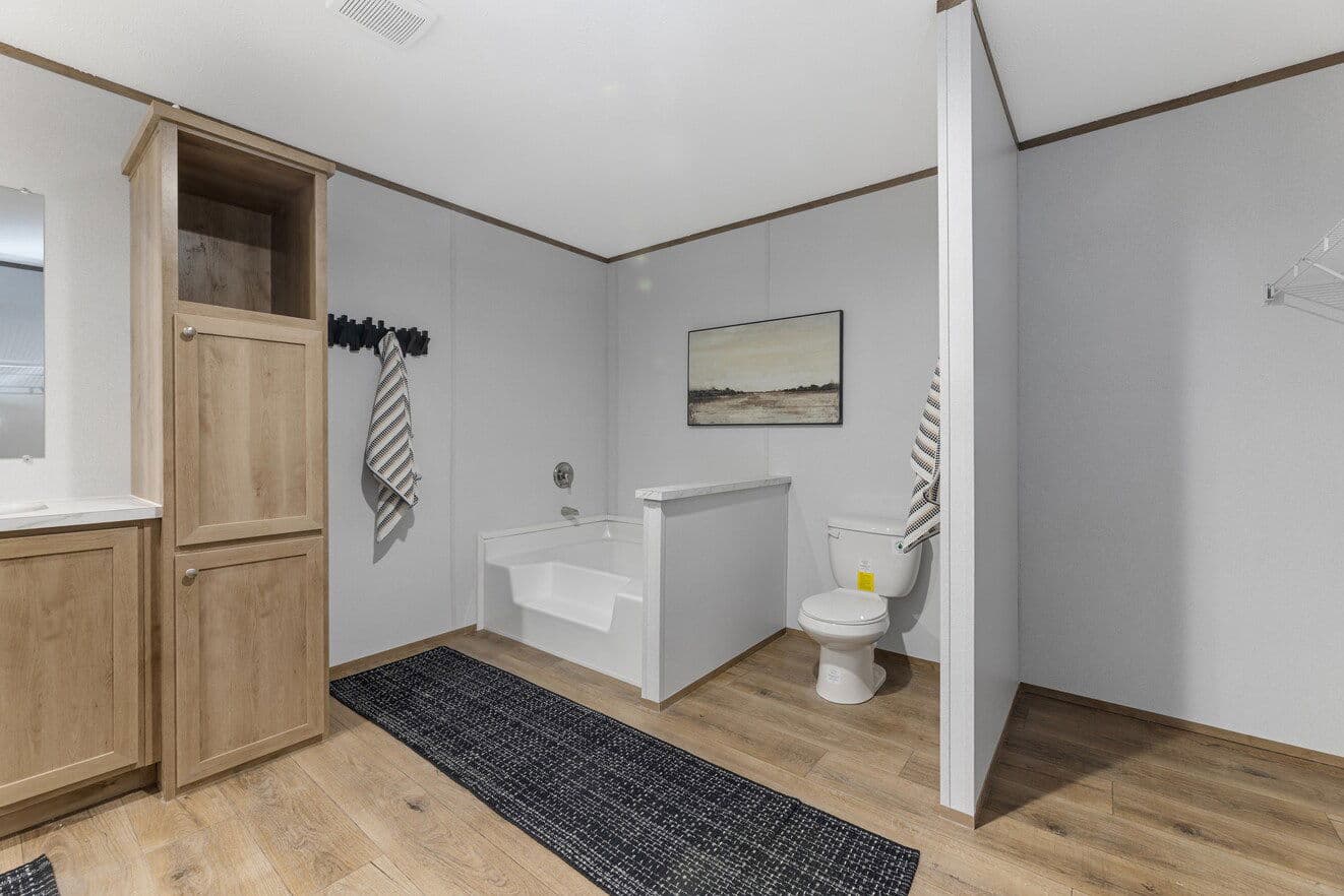 Phoenix 32563a bathroom home features