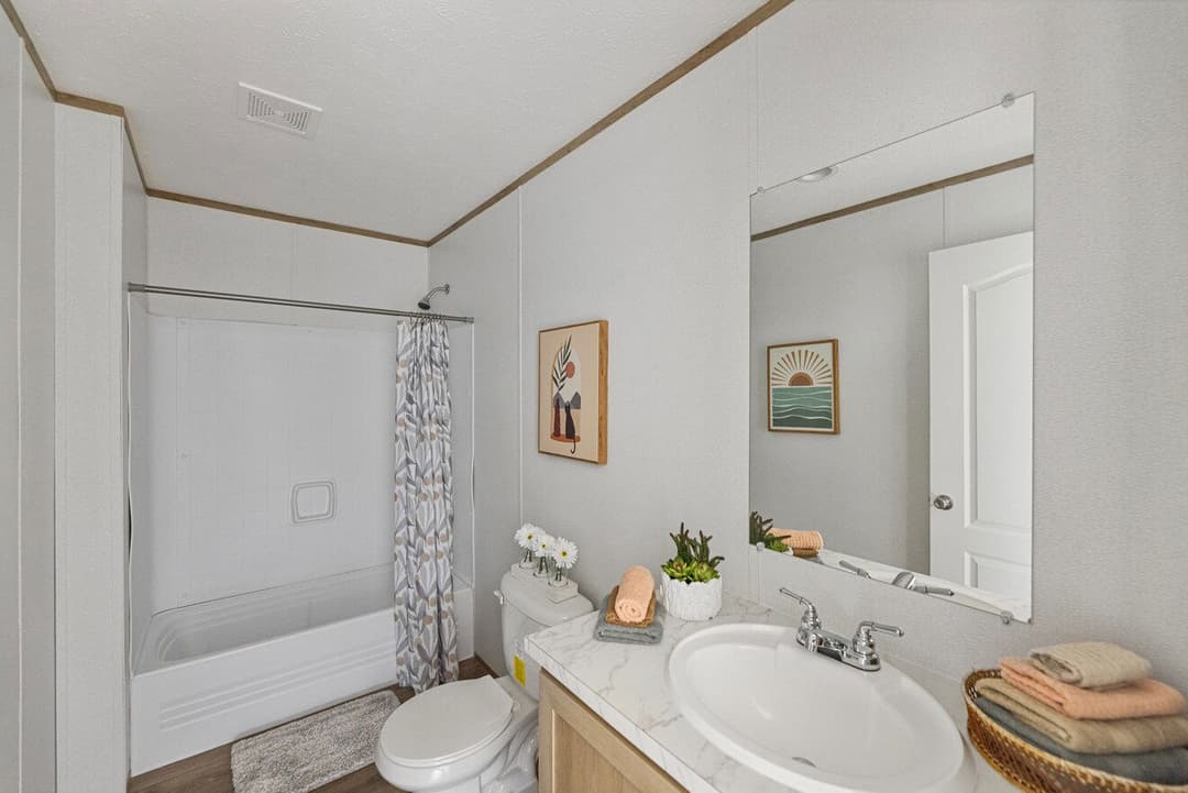 Phoenix 32483a bathroom home features