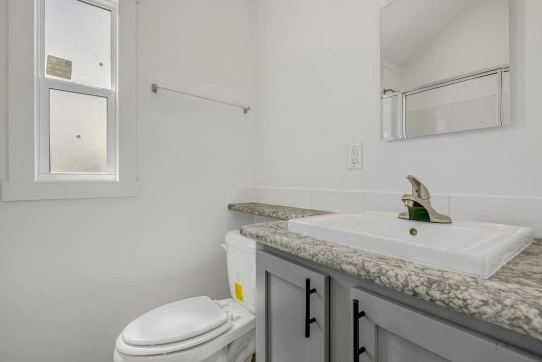  park model 528 bathroom home features