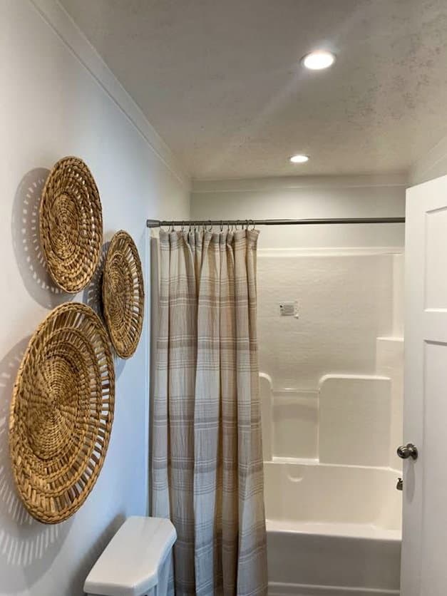 Lake manor double 2856h32p02 bathroom home features