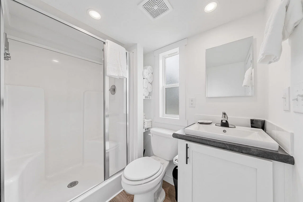 Park model 4110l bathroom home features