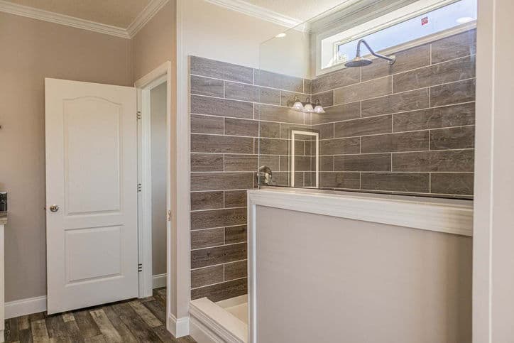 King 32764b bathroom home features