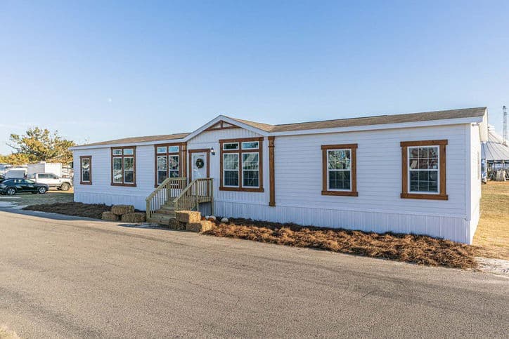 King 32764b hero, elevation, and exterior home features