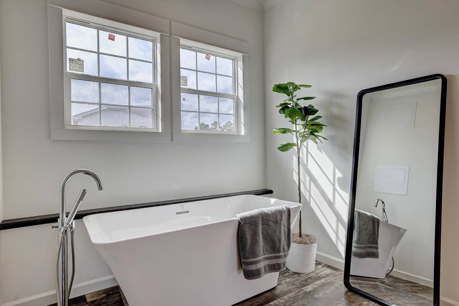 Ironclad 3276-20 bathroom home features