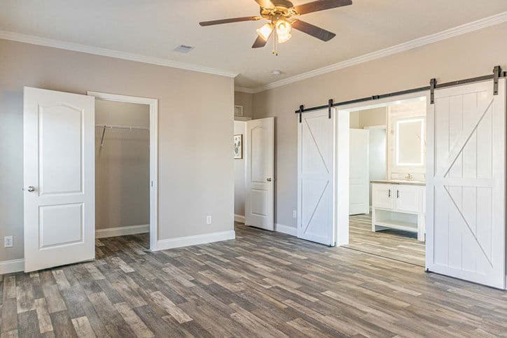 King 32764b bedroom home features